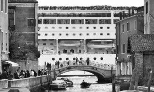 5. Gianni Berengo Gardin, Davanti alle Zattere, nel Canale della Giudecca.  © Gianni Berengo Gardin-Courtesy Fondazione Forma per la Fotografia